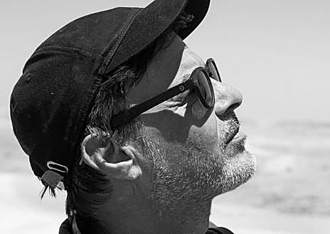 Imagen secundaria 1 - Arriba, Benjamin Voisin y Rebecca Marder, protagonistas de 'El extranjero'; abajo, retrato de su director, François Ozon, y en la última imagen, el protagonista 